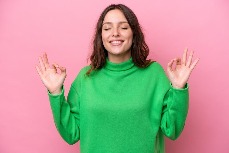 Fotografie young caucasian woman isolated on pink background in zen pose