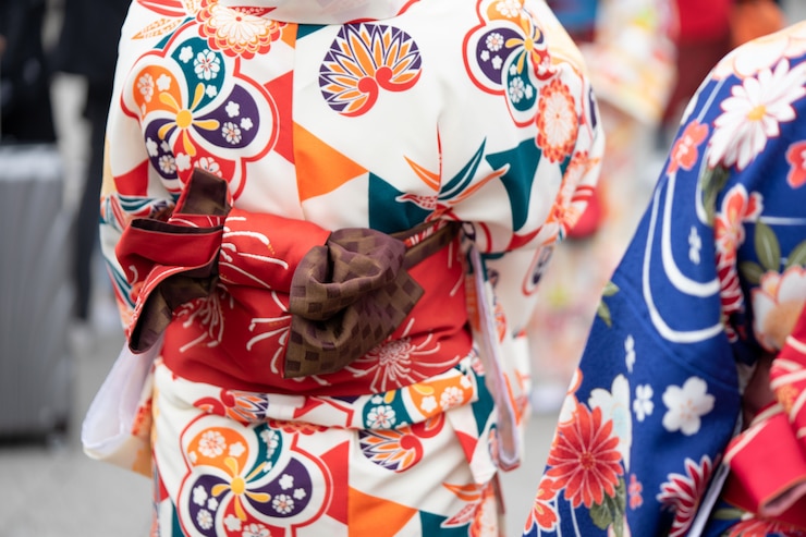 Fotografie young girl wearing japanese kimono standing in front of sensoji temple in tokyo, japan. 