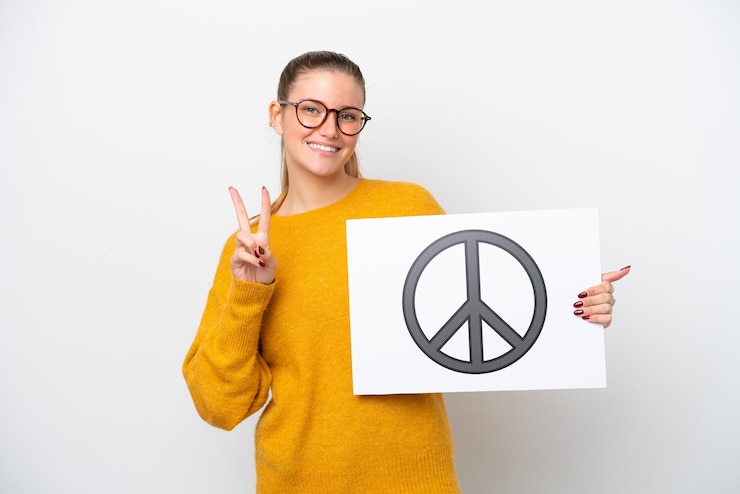Fotografie young person isolated on background holding a placard