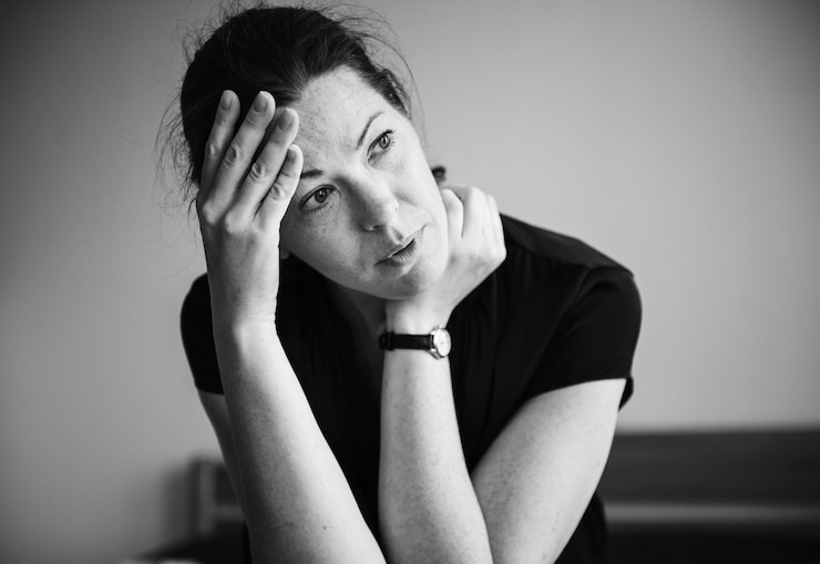 Zdarma Fotografie a stressful woman alone in a room
