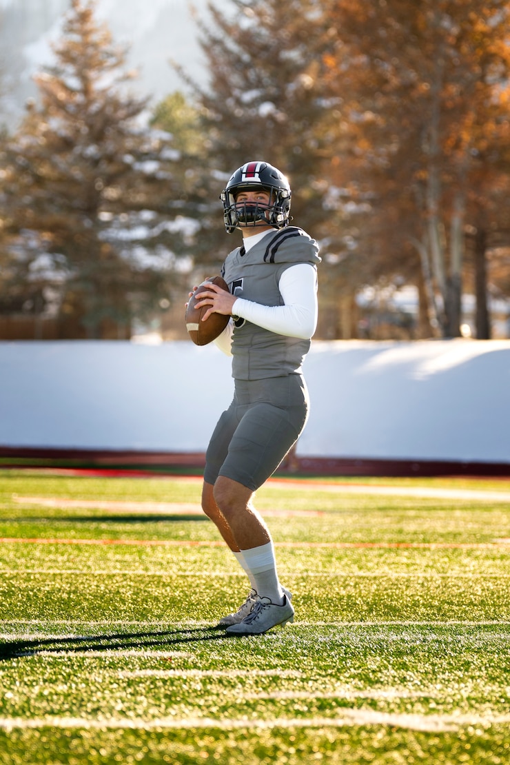 Zdarma Fotografie american football player in uniform training on the field