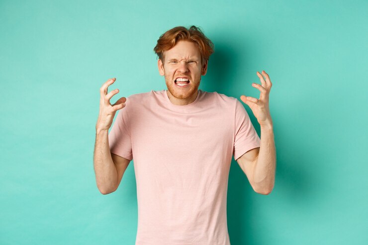 Zdarma Fotografie annoyed and pissed-off redhead guy looking angry, shouting and grimacing, shaking hands aggressive, standing furious against mint background.