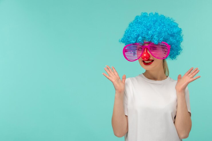 Zdarma Fotografie april fools day girl happy red nose stripped pink sunglasess waving hands clown funny blue hair
