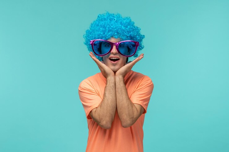 Zdarma Fotografie april fools day guy clown cute blue hair pink big sunglasses funny hands under chin happy face