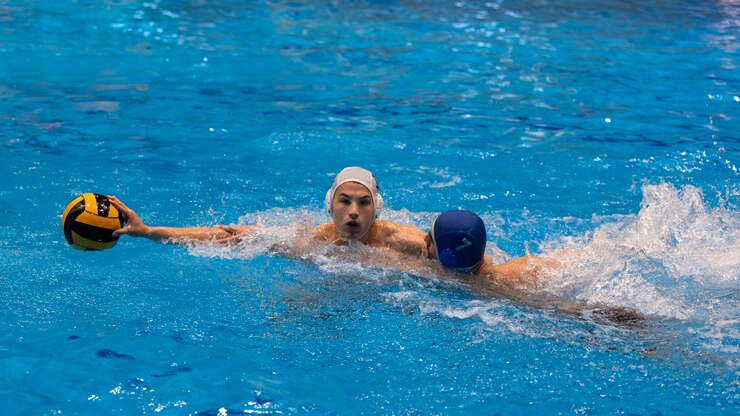 Zdarma Fotografie athletes playing water polo in the pool