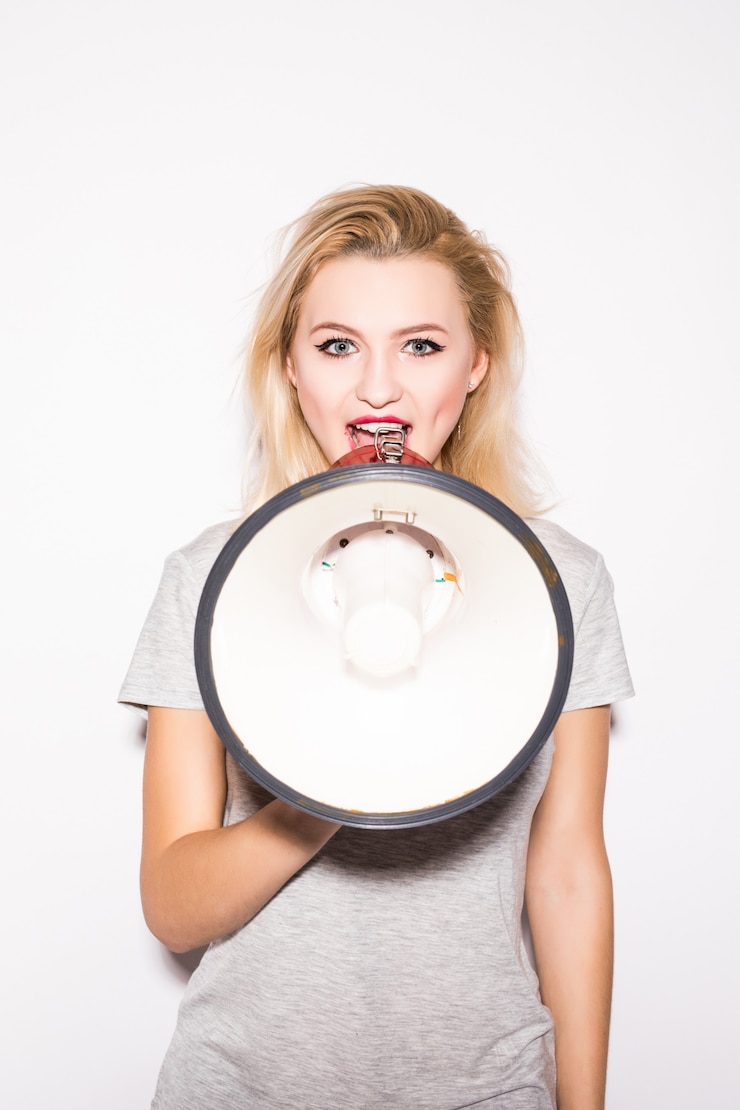 Zdarma Fotografie attractive blonde woman with megaphone stand in front of cameraman