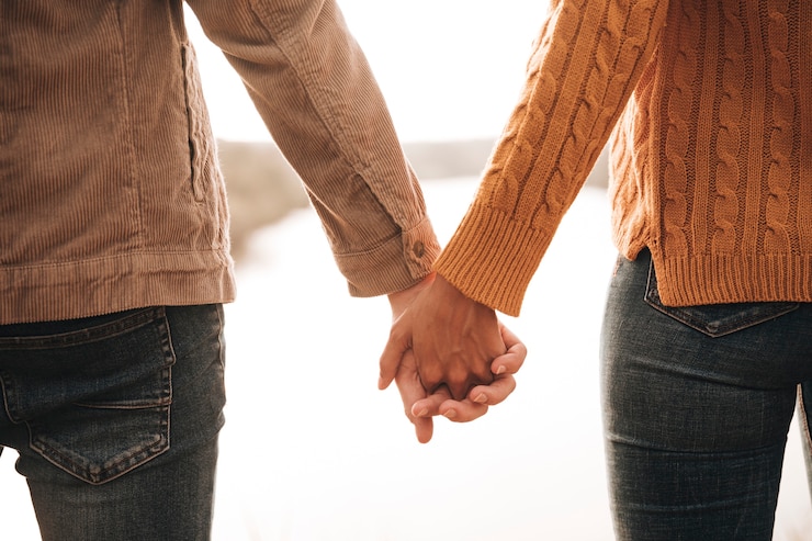 Zdarma Fotografie back view couple holding hands