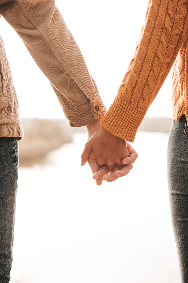 Zdarma Fotografie back view couple holding hands