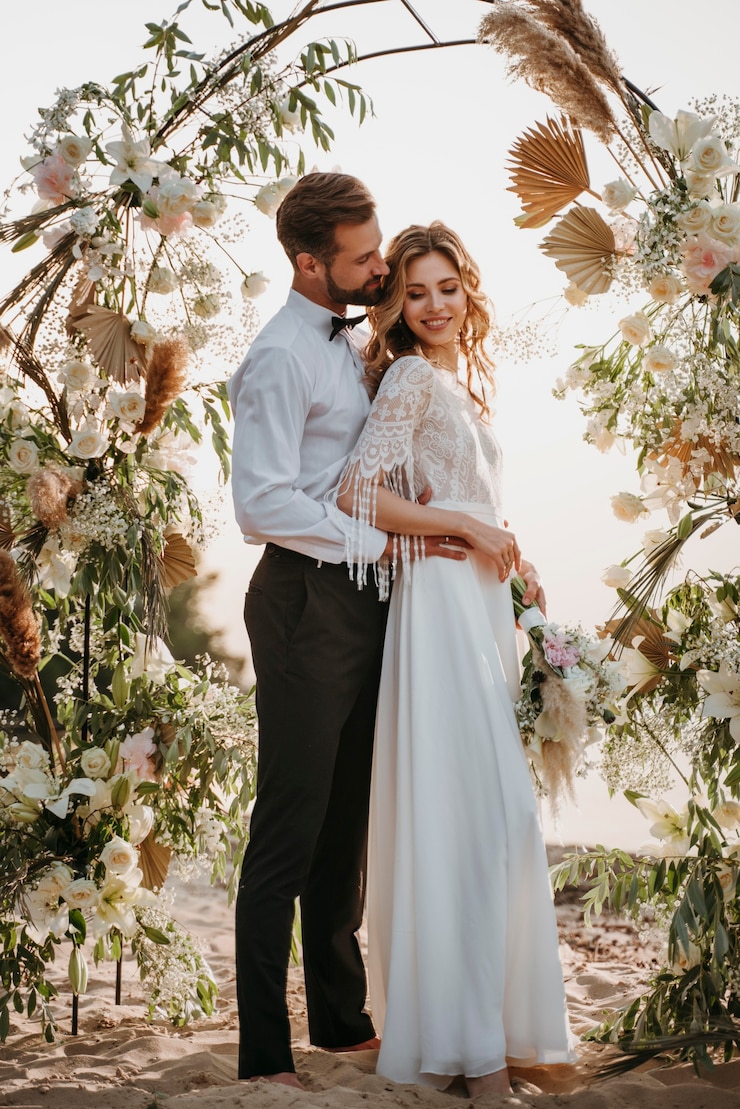 Zdarma Fotografie beautiful bride and groom having a beach wedding