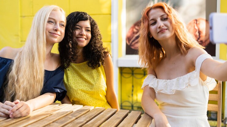 Zdarma Fotografie beautiful friends taking a selfie