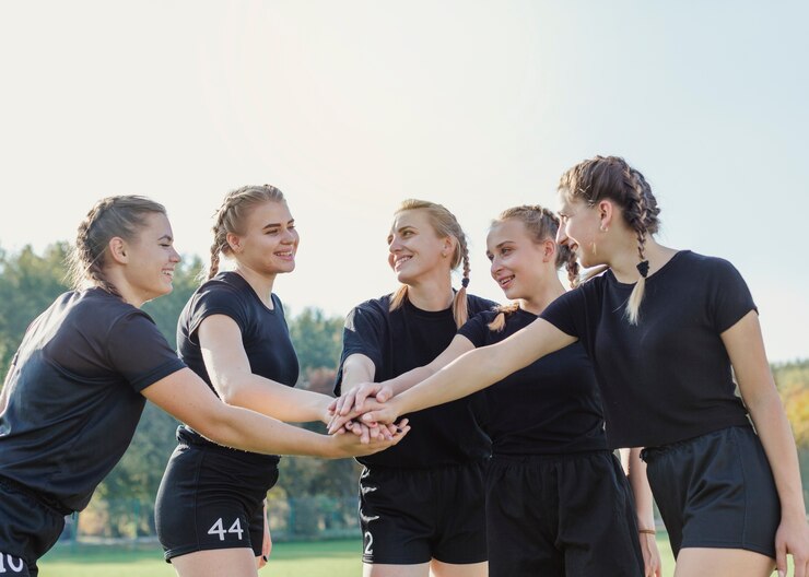 Zdarma Fotografie beautiful sportive girls putting hands together