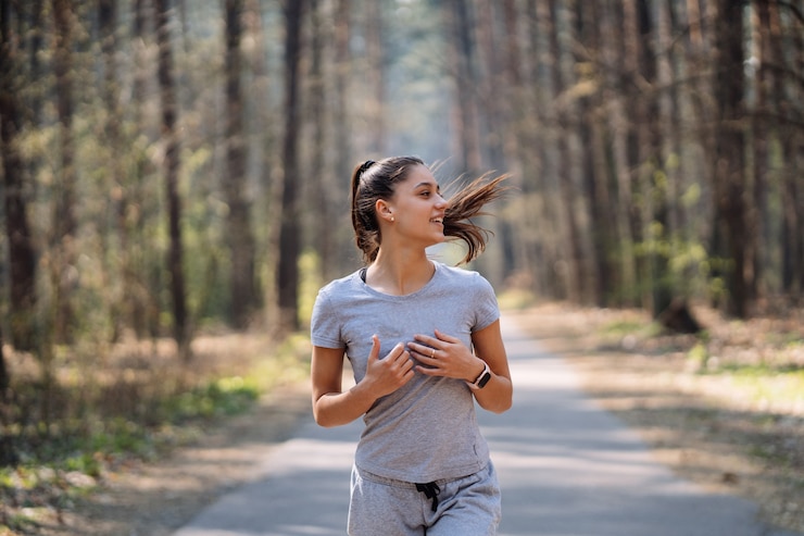 Zdarma Fotografie beautiful young woman running in green park on sunny summer day