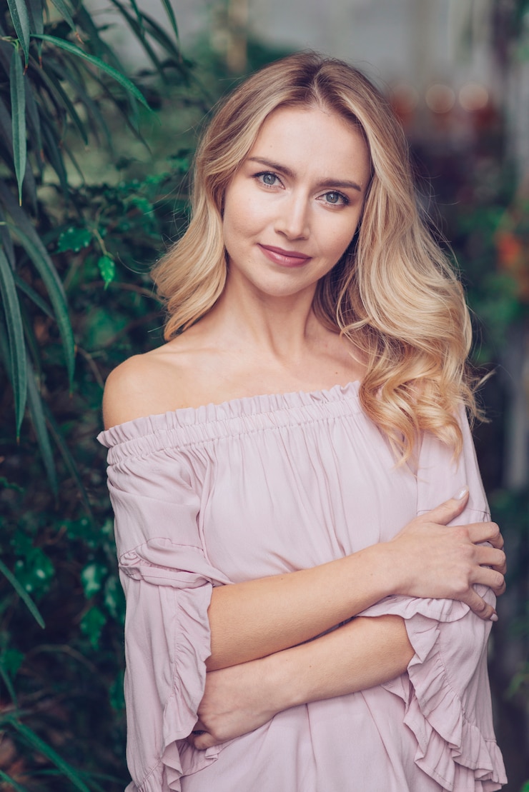Zdarma Fotografie beautiful young woman with crossed arms looking at camera