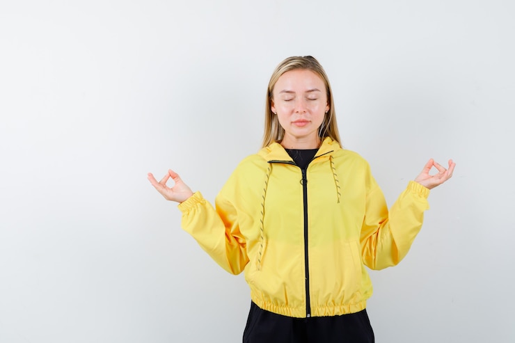 Zdarma Fotografie blonde lady showing meditation gesture with closed eyes in tracksuit and looking relaxed. front view.