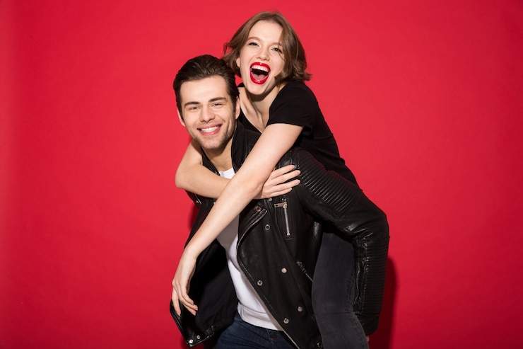 Zdarma Fotografie cheerful young punk couple rejoice together and looking
