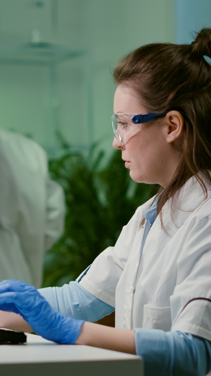 Zdarma Fotografie chemist researcher analyzing test sample putting under microscope for pharmaceutical experiment