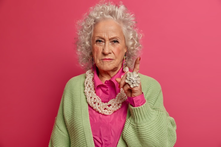 Zdarma Fotografie close up on elegant elderly woman wearing stylish clothes isolated