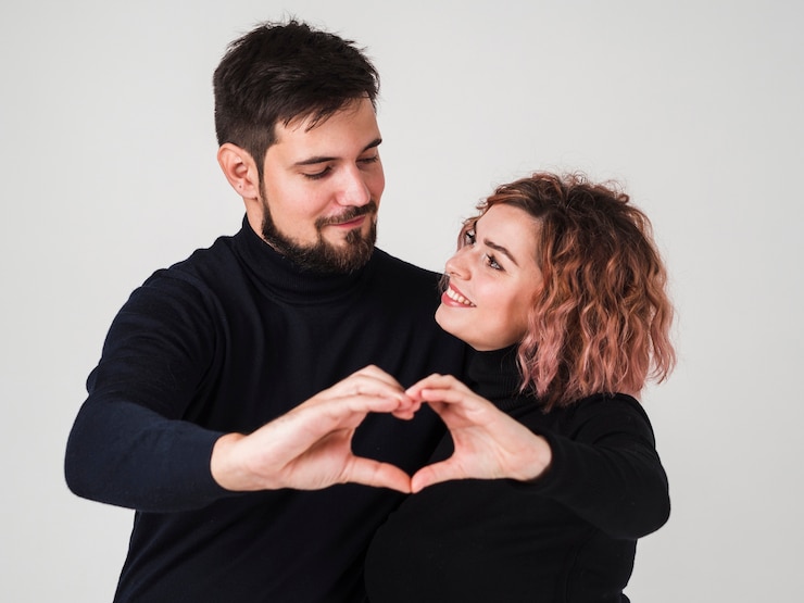 Zdarma Fotografie couple smiling and making heart shape with hands