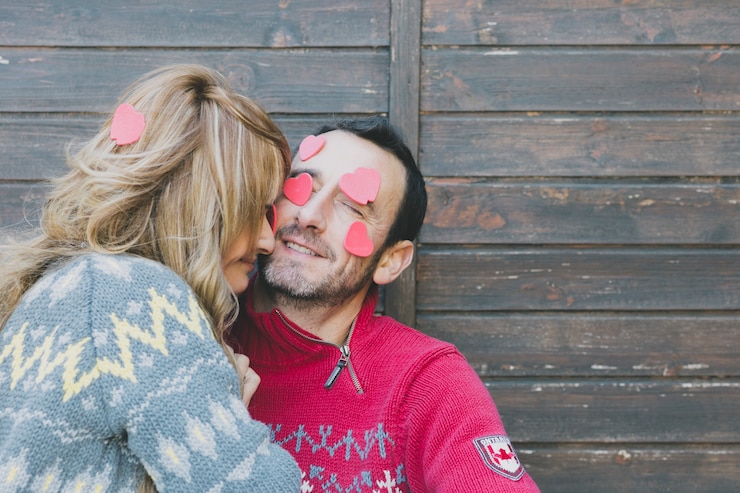 Zdarma Fotografie couple with paper hearts on face