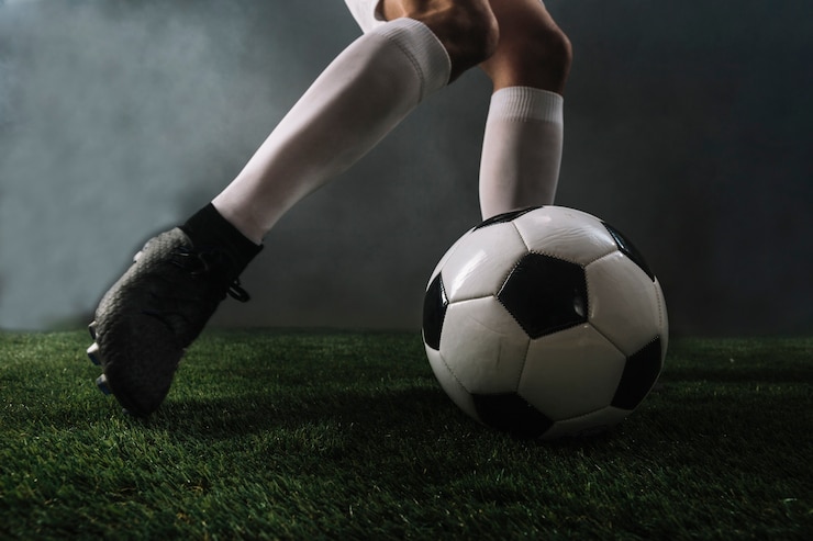 Zdarma Fotografie crop legs kicking ball in smoke
