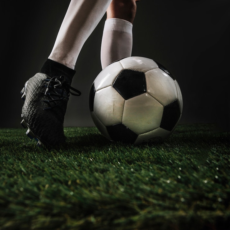 Zdarma Fotografie crop legs kicking ball on grass