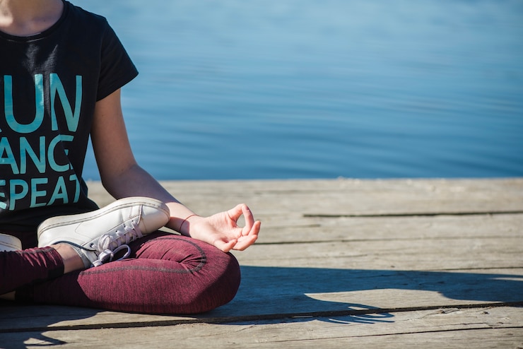 Zdarma Fotografie crop teenager meditating on pier