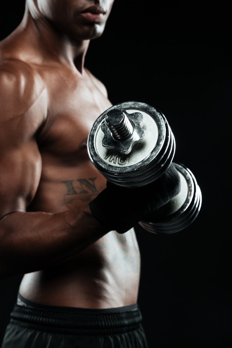 Zdarma Fotografie cropped photo of young afroamerican sports man, lifting dumbbells