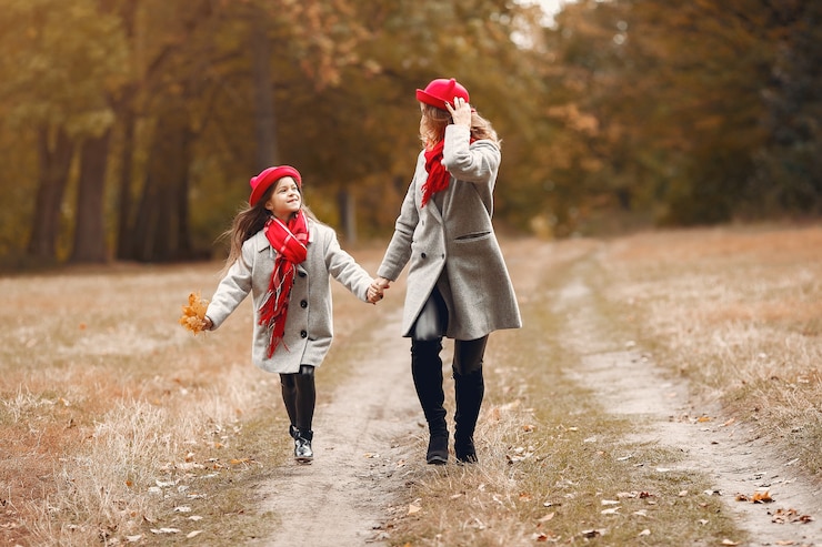 Zdarma Fotografie cute and stylish family in a autumn park