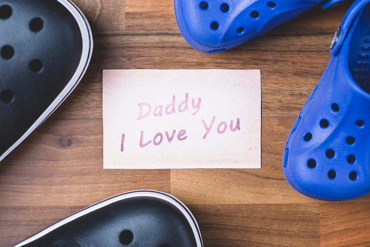 Zdarma Fotografie cute note surrounded by plastic shoes