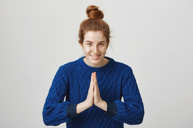 Zdarma Fotografie cute redhead female practice yoga, bowing with namaste gesture