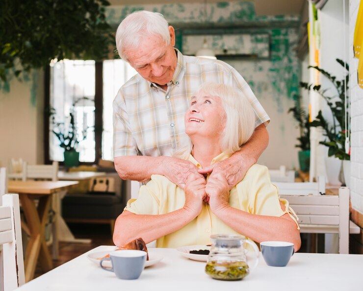 Zdarma Fotografie elderly man embracing wife from behind