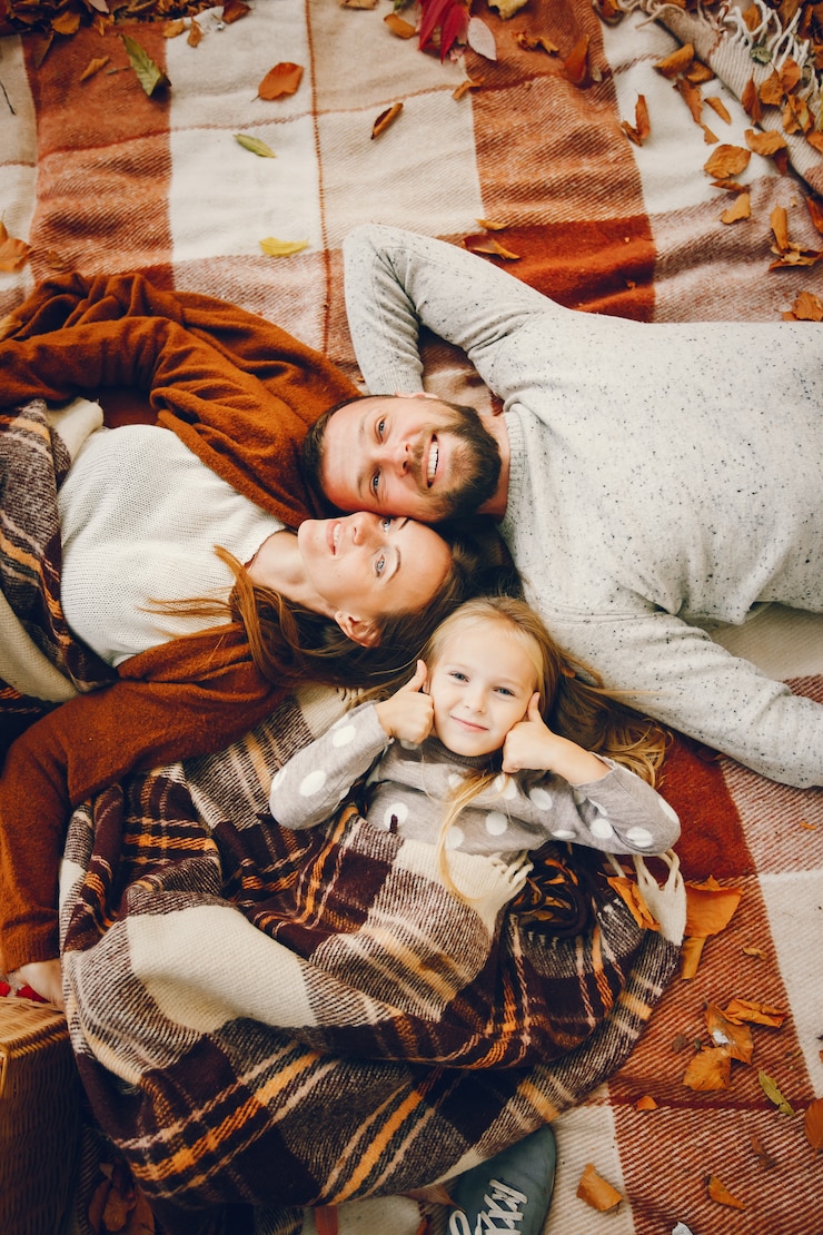 Zdarma Fotografie family with cute kids in a autumn park