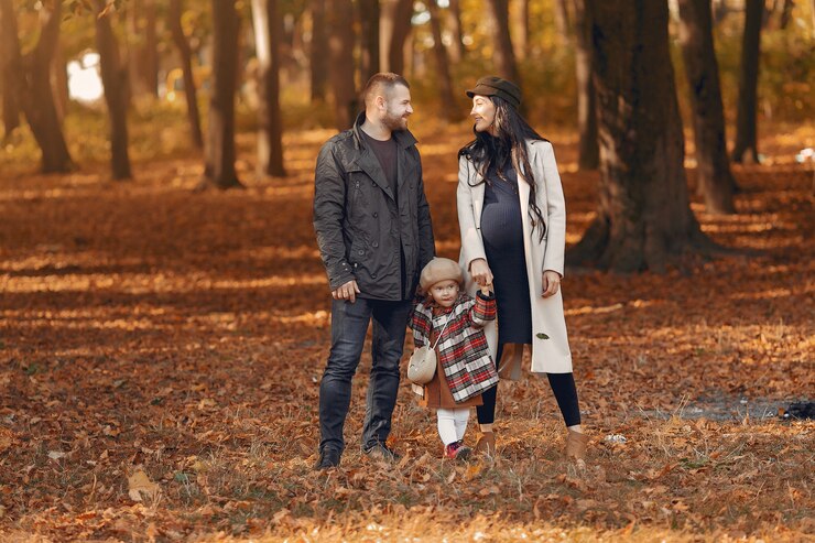 Zdarma Fotografie family with little daughter in a autumn park