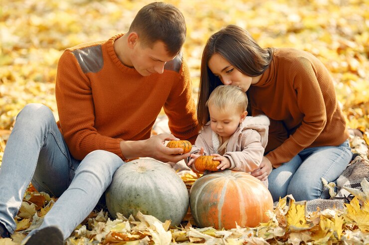 Zdarma Fotografie family with little daughter in a autumn park