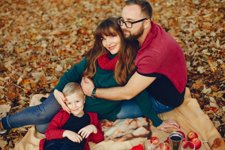 Zdarma Fotografie family with little son in a autumn park