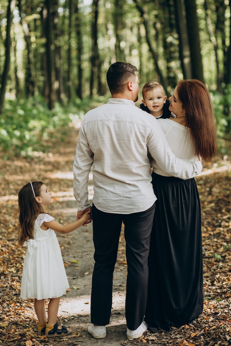 Zdarma Fotografie family with one daughter and one son together in park