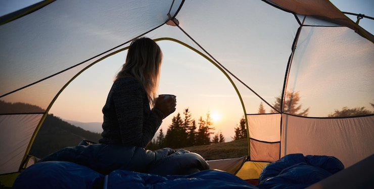 Zdarma Fotografie female camper welcoming cool sunny morning in mountain