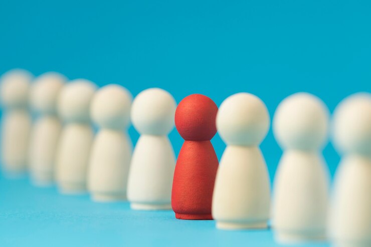 Zdarma Fotografie focused red pawn surrounded by white ones