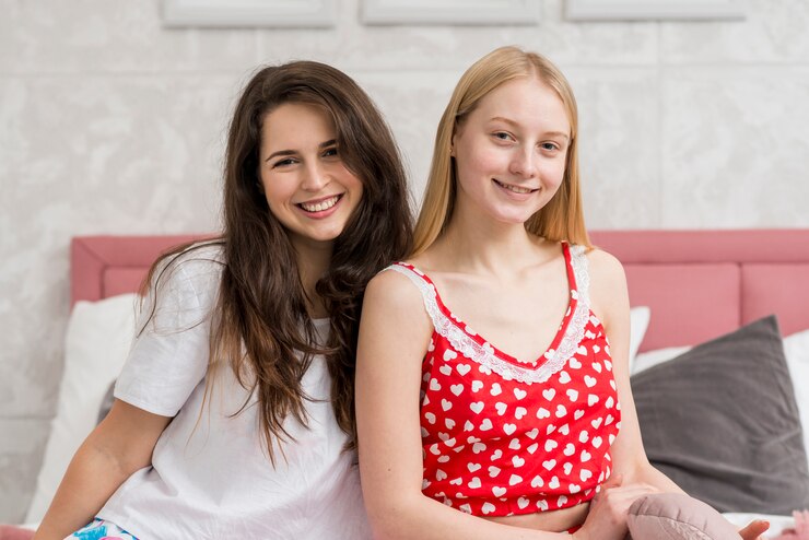 Zdarma Fotografie friends posing on the bed