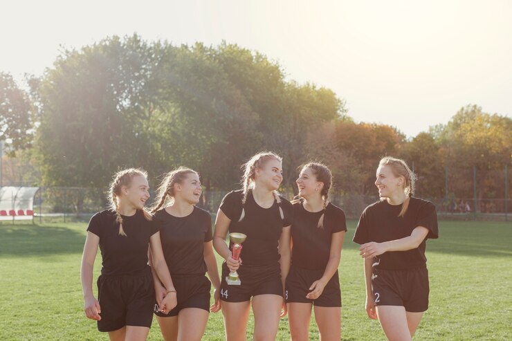 Zdarma Fotografie front view female football players holding a trophy