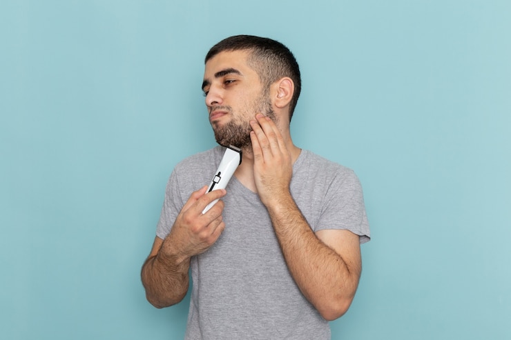 Zdarma Fotografie front view young male in grey t-shirt shaving his beard on ice-blue shaving beard hair foam