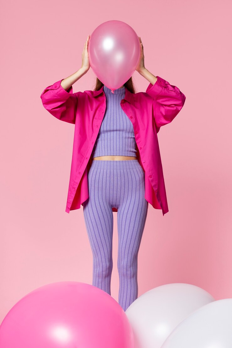 Zdarma Fotografie full shot woman holding pink balloon