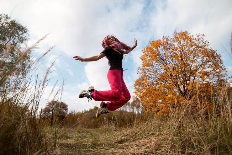 Zdarma Fotografie full shot woman jumping in nature