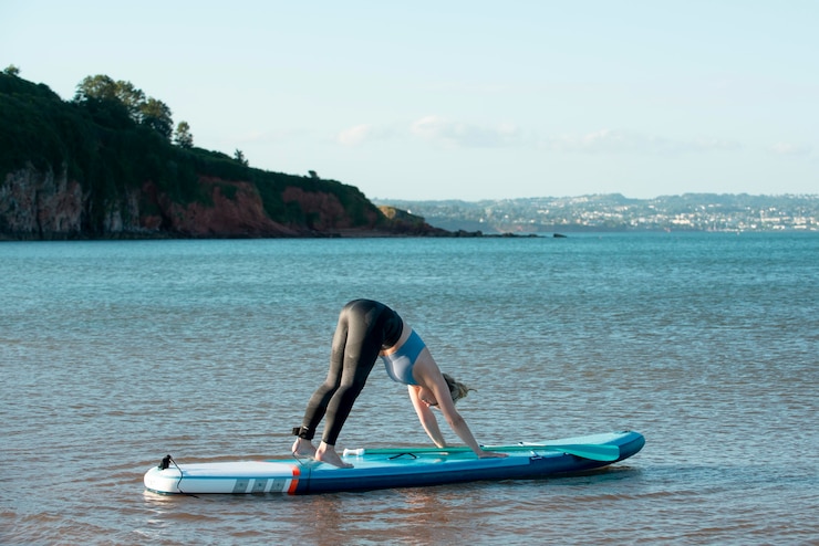 Zdarma Fotografie full shot woman on paddleboard