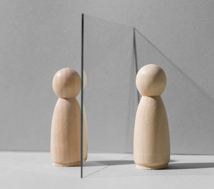 Zdarma Fotografie glass divider between wooden pawns for coronavirus protection