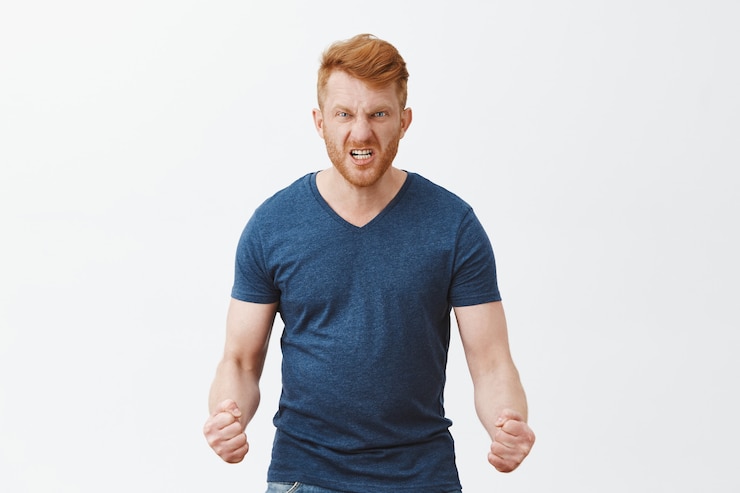 Zdarma Fotografie guy will show how anger looks. portrait of pissed and angry dangerous redhead guy with outraged expression, wrinkling nose, frowning and clenching fists dangerously, feeling hate over gray wall