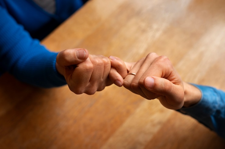 Zdarma Fotografie hands holding each other for support