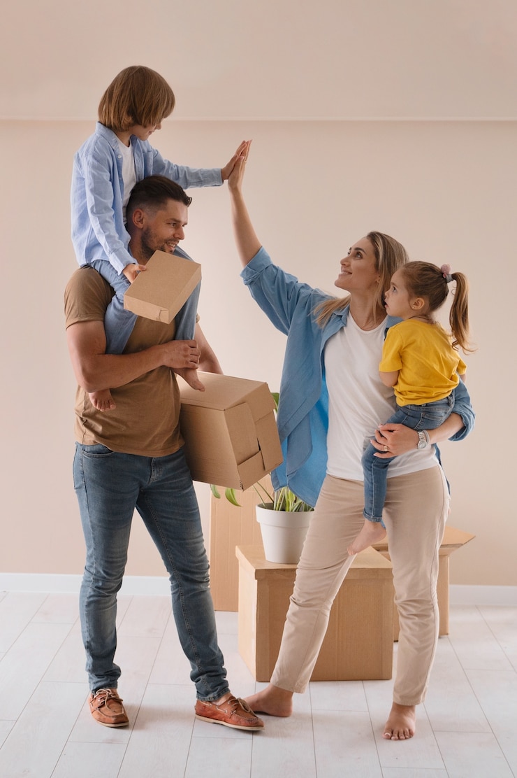 Zdarma Fotografie happy family with kids moving in their new home