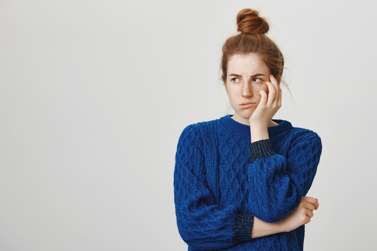 Zdarma Fotografie jealous redhead girl looking grumpy, looking left offended
