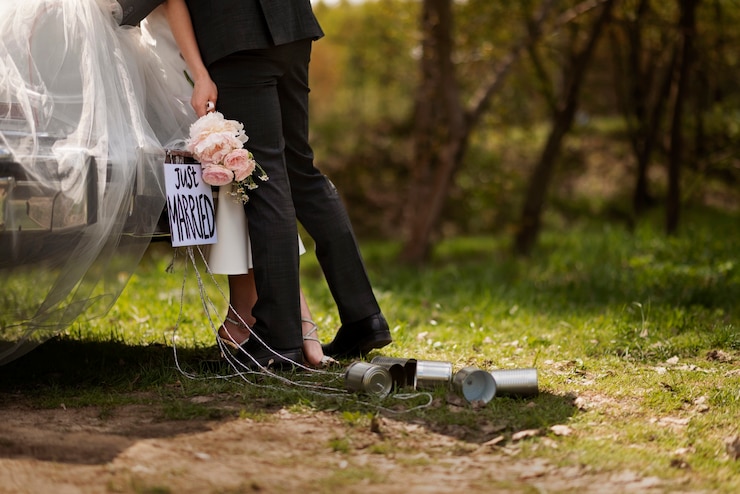 Zdarma Fotografie just married couple with their car